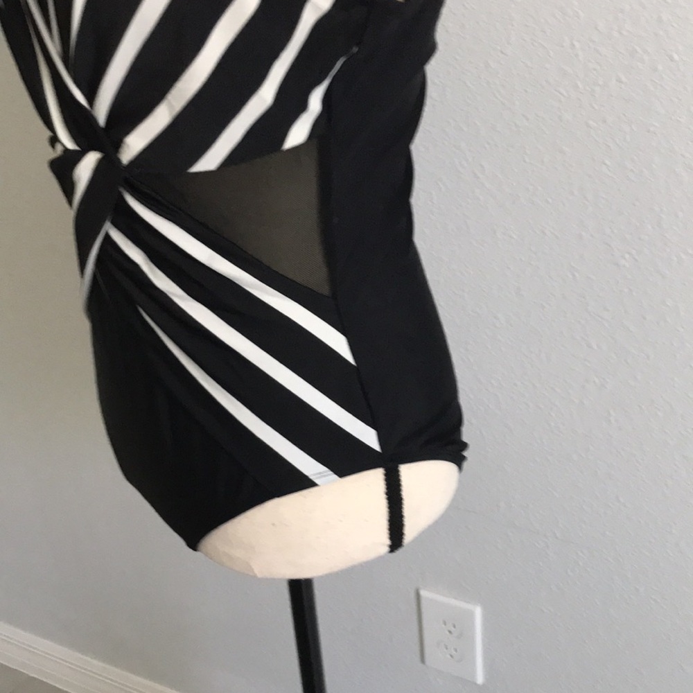 WOMEN X Front Stripes Pattern One Piece Swimsuit | M - Picture 6 of 13